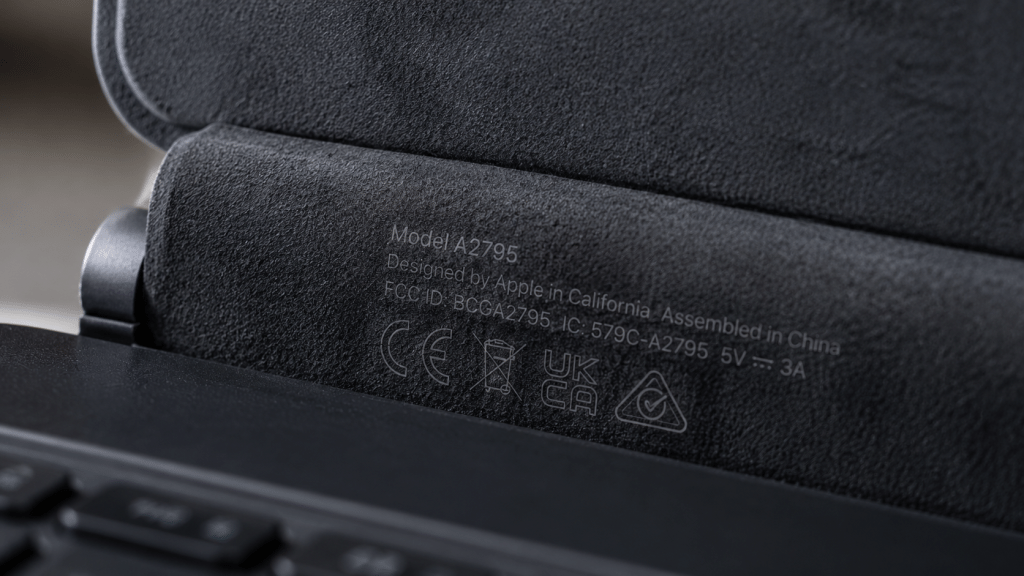 Aksesori iPad Mini Baru Diam-diam Muncul di Situs Apple Prancis: Smart Folio A3632 vs Smart Folio Lama 3 Tampilan jarak dekat (macro) ukiran laser nomor model pada bagian dalam engsel magnetik casing tablet.